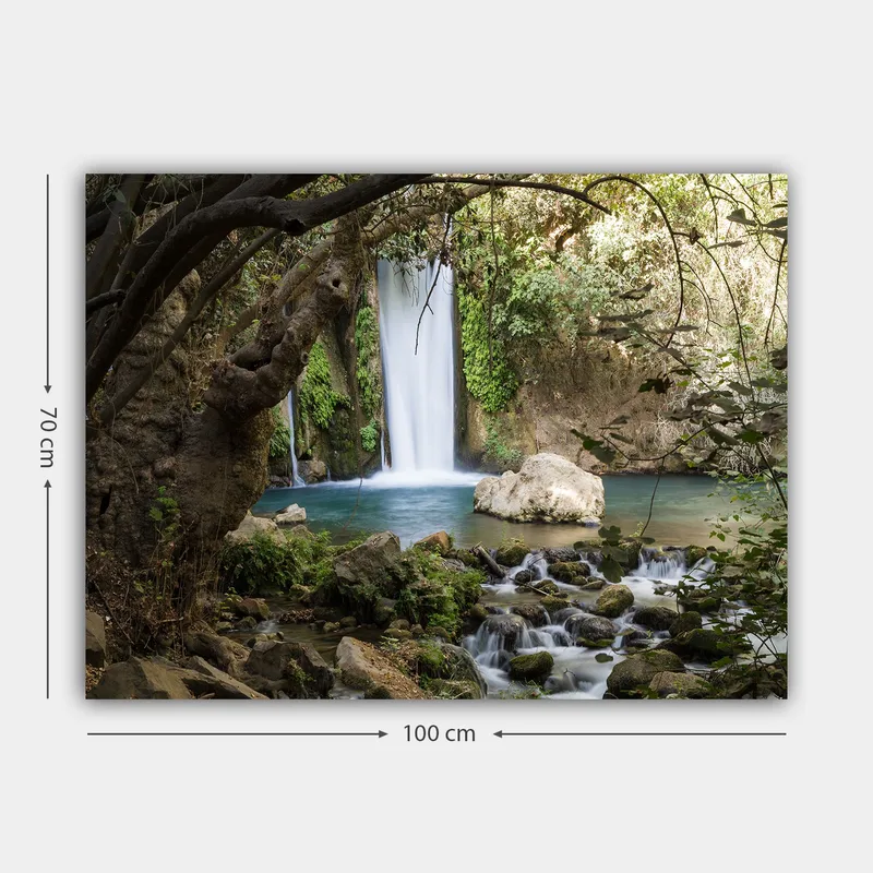 Lerretsbilde 70x100 cm - Vakker foss omgitt av frodig vegetasjon og steiner - Grønn / Blå / Beige - Innredning - Bilder & kunst - Lerretsbilder