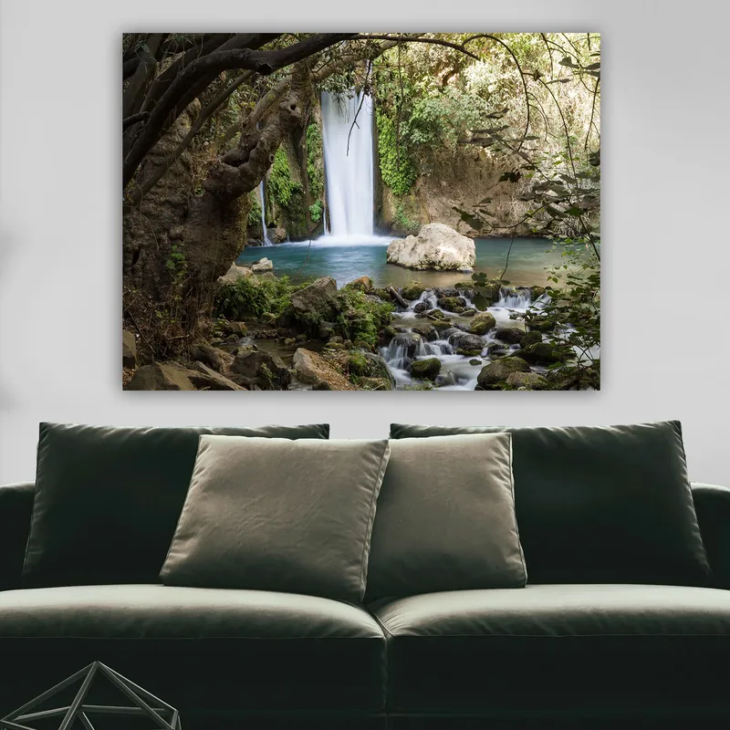 Lerretsbilde 70x100 cm - Vakker foss omgitt av frodig vegetasjon og steiner - Grønn / Blå / Beige - Innredning - Bilder & kunst - Lerretsbilder