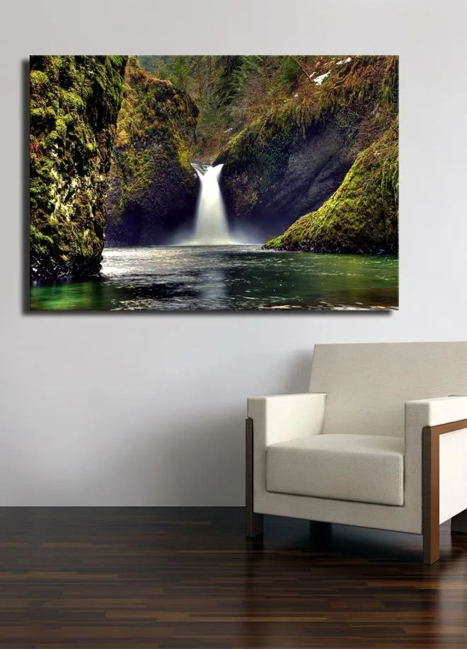 Lerretsbilde 70x100 cm - Vakker foss som renner ned mellom grønne klipper i naturskjønne omgivelser - Grønn / Blå / Brun - Innredning - Bilder & kunst - Lerretsbilder
