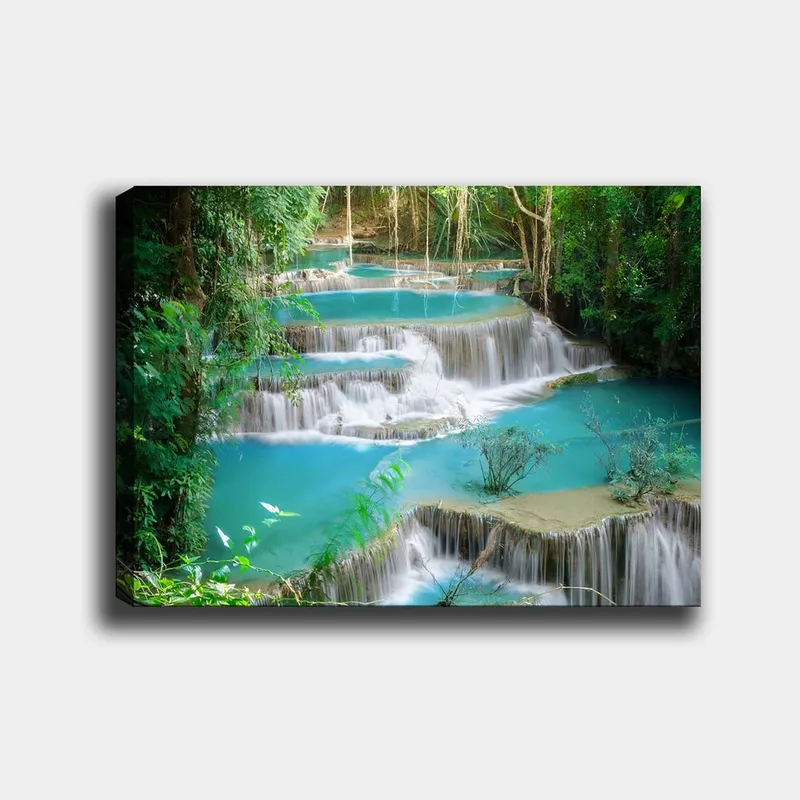 Lerretsbilde 70x100 cm - Vakker fossescene med flere nivåer av klart, turkis vann omgitt av frodig vegetasjon, Turkis / Grønn
