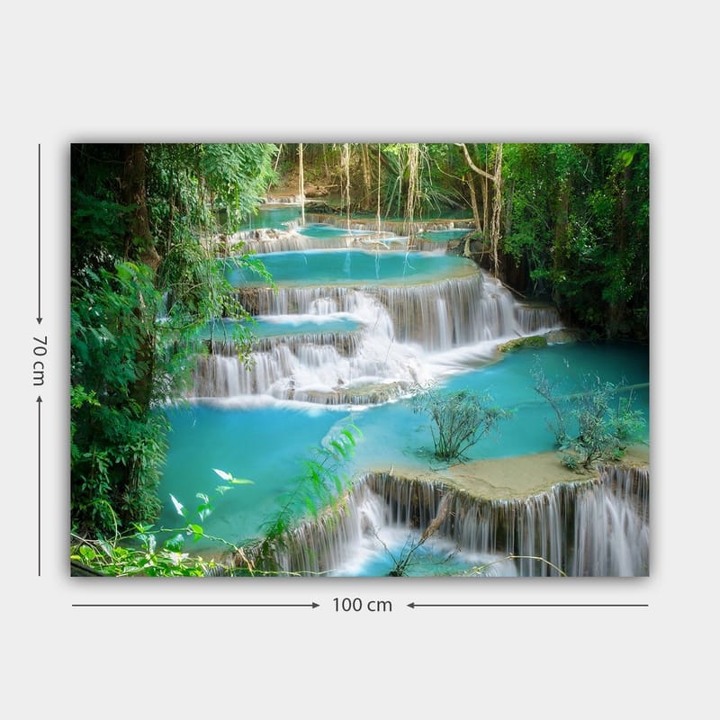 Lerretsbilde 70x100 cm - Vakker fossescene med flere nivåer av klart, turkis vann omgitt av frodig vegetasjon - Turkis / Grønn - Innredning - Bilder & kunst - Lerretsbilder