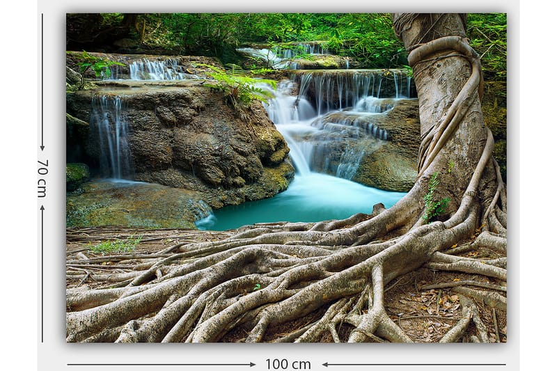 Lerretsbilde 70x100 cm - Vakker fossescene omgitt av frodig grøntområde og solide trestammer - Grønn / Blå / Brun - Innredning - Bilder & kunst - Lerretsbilder