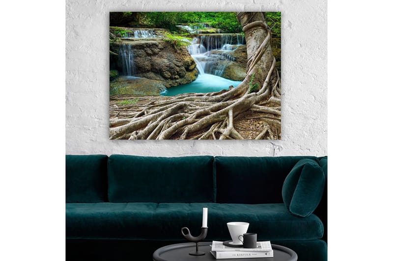 Lerretsbilde 70x100 cm - Vakker fossescene omgitt av frodig grøntområde og solide trestammer, Grønn / Blå / Brun
