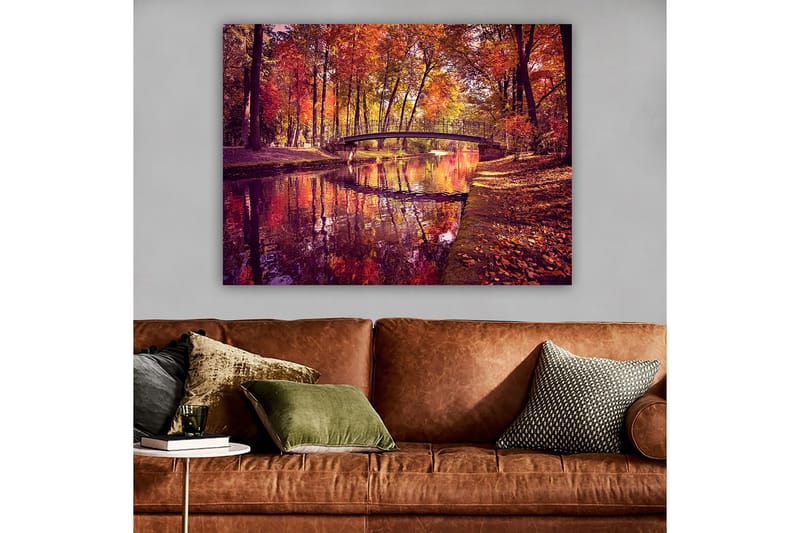 Lerretsbilde 70x100 cm - Vakker høstscene med en bro som spenner over en speilblank vannoverflate omgitt av fargerike trær - Oransje / Rød / Gul - Innredning - Bilder & kunst - Lerretsbilder