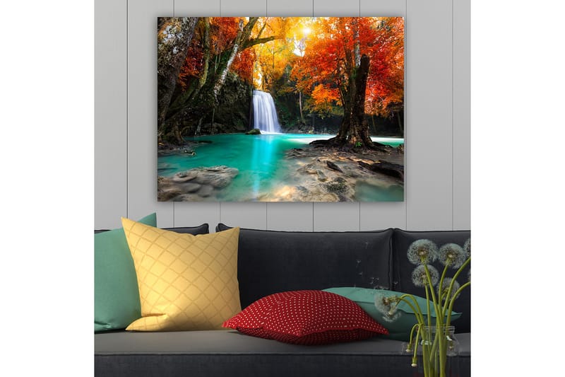 Lerretsbilde 70x100 cm - Vakker høstscene med en foss omgitt av fargerike trær i oransje og røde nyanser - Turkis / Oransje / Rød - Innredning - Bilder & kunst - Lerretsbilder