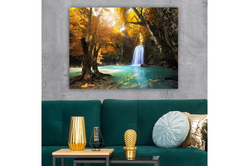 Lerretsbilde 70x100 cm - Vakker høstscene med en foss omgitt av fargerike trær og klart vann - Gyllen oransje / Turkis / Brun - Innredning - Bilder & kunst - Lerretsbilder