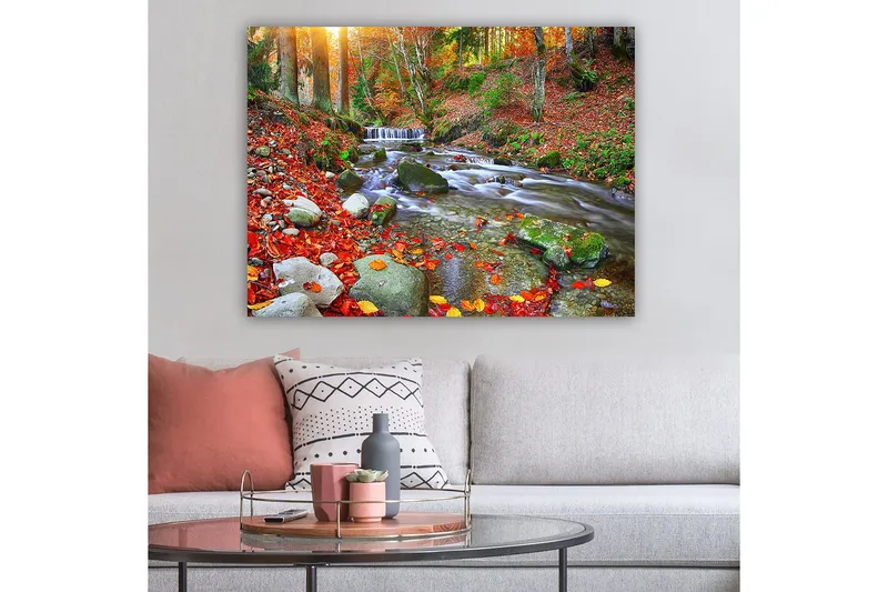 Lerretsbilde 70x100 cm - Vakker høstscene med en rislende bekk omgitt av fargerike høstblader - Rød / Grønn / Brun - Innredning - Bilder & kunst - Lerretsbilder