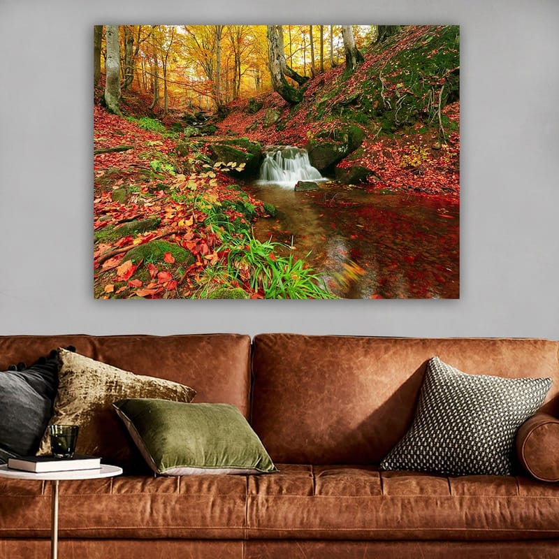 Lerretsbilde 70x100 cm - Vakker høstscene med en rislende bekk omgitt av fargerike løvtrær - Oransje / Rød / Grønn - Innredning - Bilder & kunst - Lerretsbilder