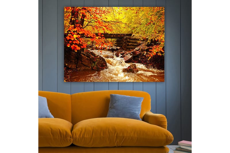 Lerretsbilde 70x100 cm - Vakker høstscene med en rislende bekk omgitt av fargerike trær og blader i varme nyanser - Oransje / Gul / Brun - Innredning - Bilder & kunst - Lerretsbilder