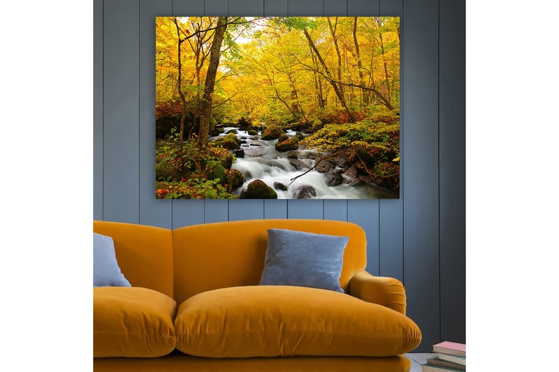 Lerretsbilde 70x100 cm - Vakker høstscene med en rislende bekk omgitt av gylne og røde trær - Gyllengul / Mørkegrønn / Rød - Innredning - Bilder & kunst - Lerretsbilder