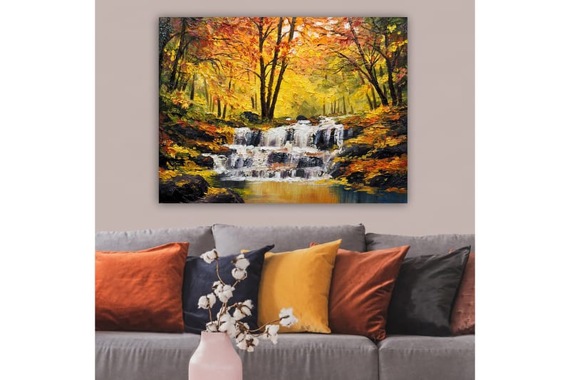 Lerretsbilde 70x100 cm - Vakker høstscene med en rislende foss omgitt av fargerike trær i gult og oransje - Gul / Oransje / Brun - Innredning - Bilder & kunst - Lerretsbilder