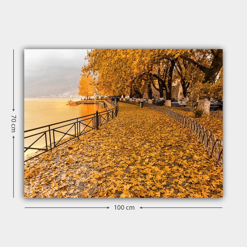 Lerretsbilde 70x100 cm - Vakker høstscene med gylne blader som dekker en tursti ved en innsjø - Gyllenoransje / Mørk gul / Brun - Innredning - Bilder & kunst - Lerretsbilder