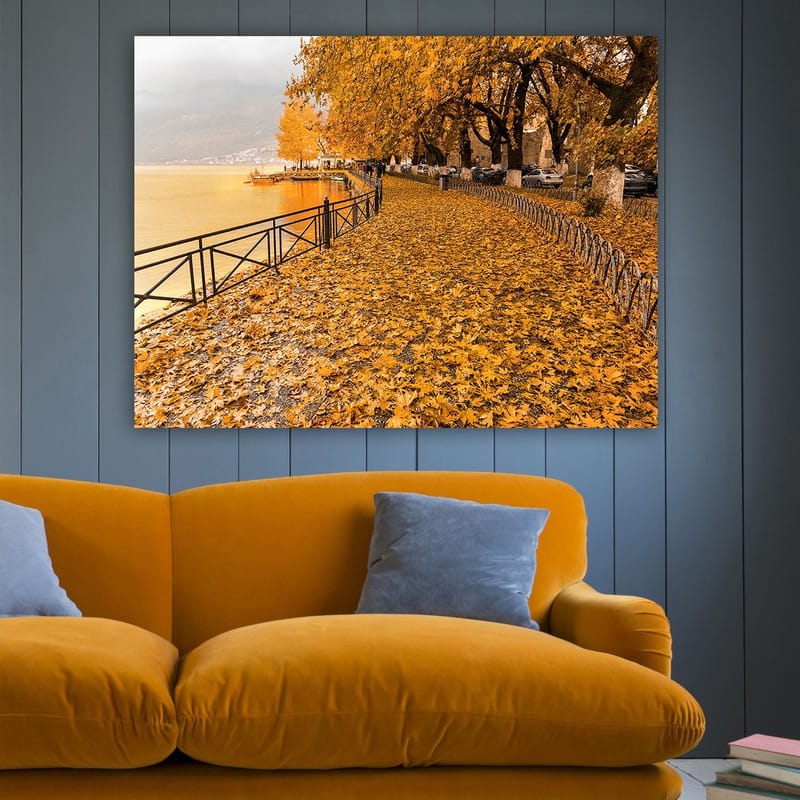 Lerretsbilde 70x100 cm - Vakker høstscene med gylne blader som dekker en tursti ved en innsjø - Gyllenoransje / Mørk gul / Brun - Innredning - Bilder & kunst - Lerretsbilder