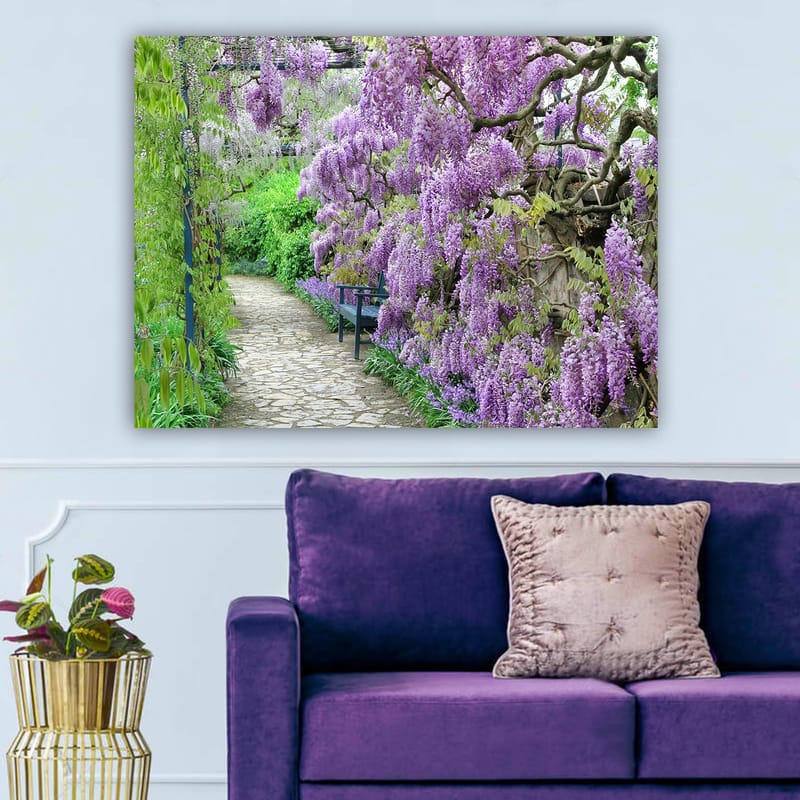 Lerretsbilde 70x100 cm - Vakker hage med blomstrende blåregn som skaper en romantisk og fredelig atmosfære - Lilla / Grønn - Innredning - Bilder & kunst - Lerretsbilder