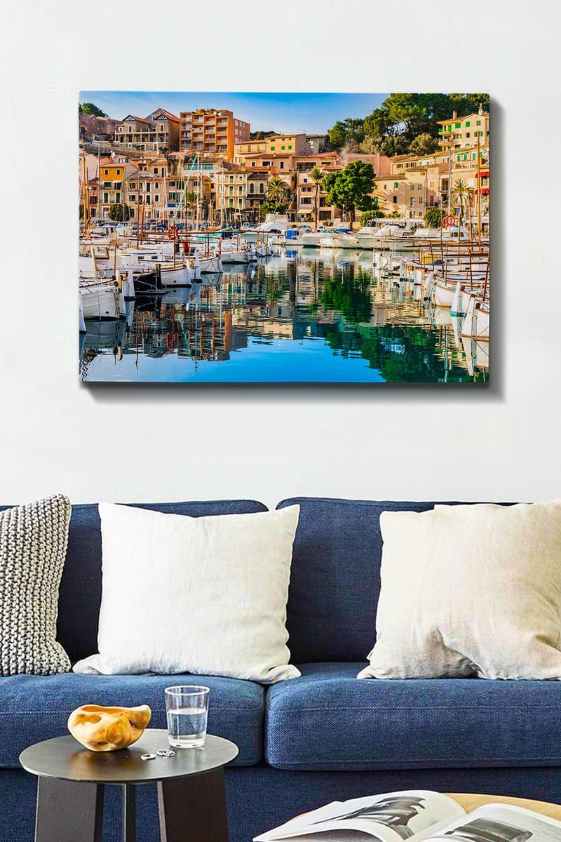 Lerretsbilde 70x100 cm - Vakker havn med seilbåter og fargerike hus ved vannet - Blå / Grønn / Oransje - Innredning - Bilder & kunst - Lerretsbilder