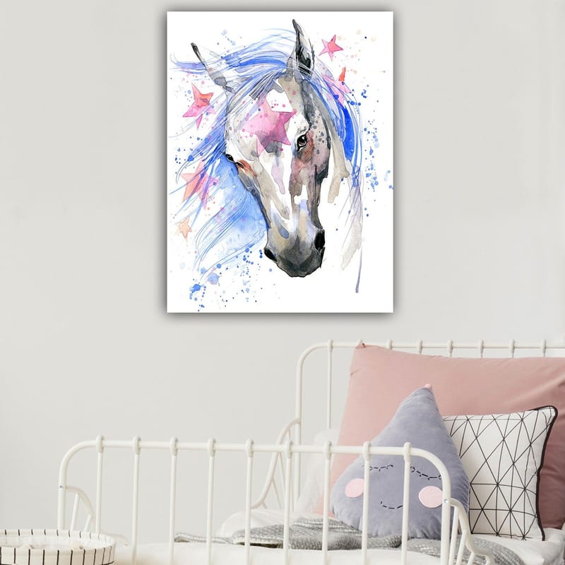 Lerretsbilde 70x100 cm - Vakker hest med en flagrende blå man og rosa stjerner som fremhever motivet, Blå / Grå / Rosa