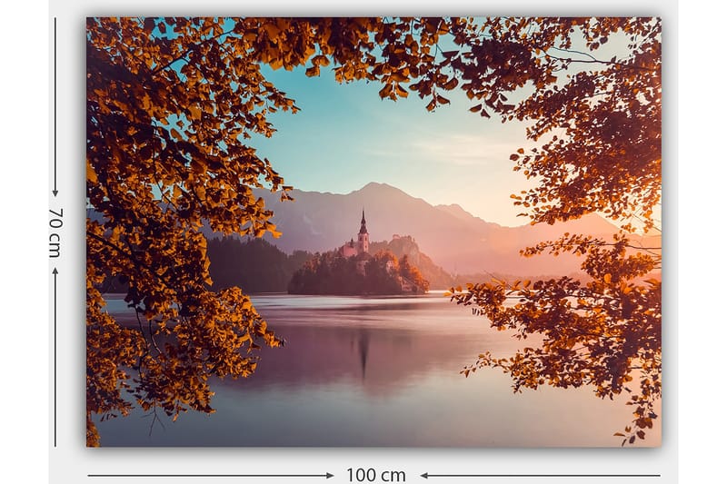 Lerretsbilde 70x100 cm - Vakker innsjø med en øy og et slott omgitt av høstfargede trær og fjell i bakgrunnen - Oransje / Blå / Lilla - Innredning - Bilder & kunst - Lerretsbilder