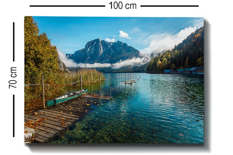 Lerretsbilde 70x100 cm - Vakker innsjø med en brygge, omgitt av majestetiske fjell og høstfargede trær - Blå / Grønn / Gul - Innredning - Bilder & kunst - Lerretsbilder