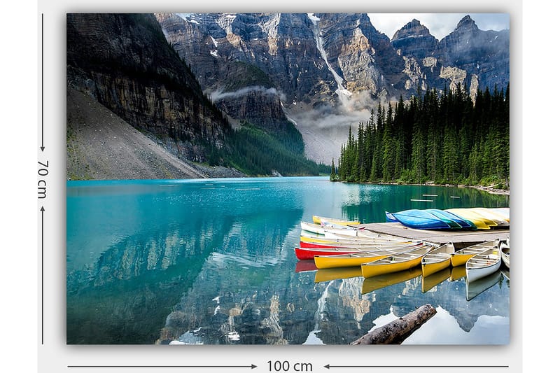Lerretsbilde 70x100 cm - Vakker innsjø med fargerike kanoer ved en naturskjønn fjellkjede - Turkis / Grønn / Gul - Innredning - Bilder & kunst - Lerretsbilder