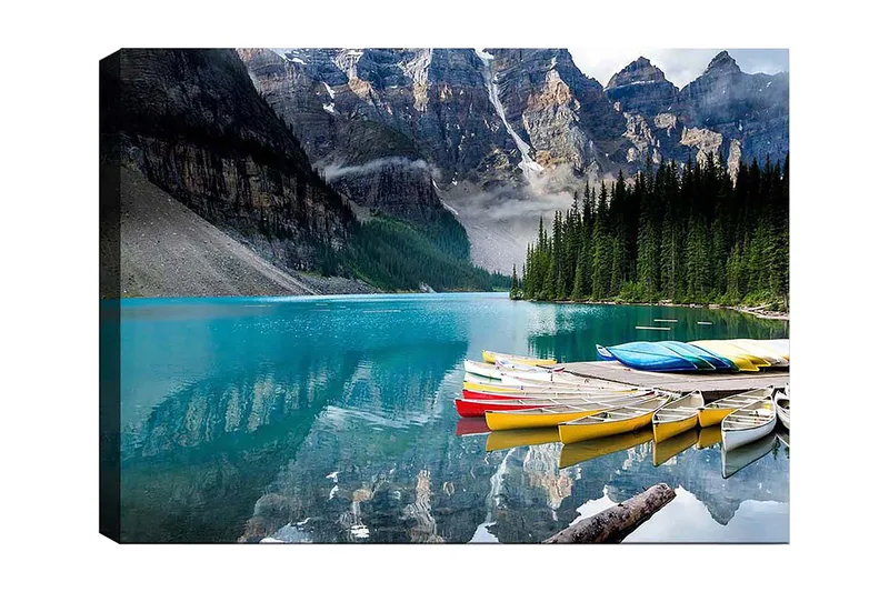 Lerretsbilde 70x100 cm - Vakker innsjø med fargerike kanoer ved en naturskjønn fjellkjede, Turkis / Grønn / Gul