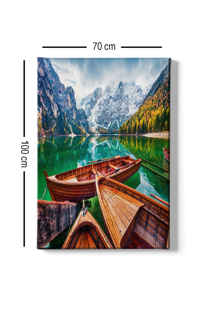 Lerretsbilde 70x100 cm - Vakker innsjø med flere trebåter og omkringliggende fjell i naturskjønne omgivelser - Grønn / Brun / Blå - Innredning - Bilder & kunst - Lerretsbilder