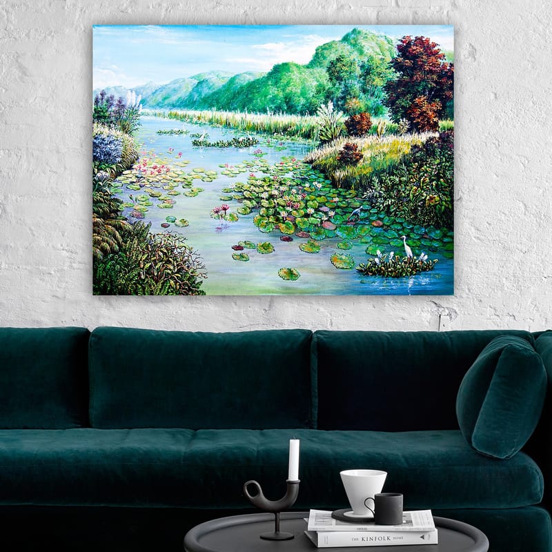Lerretsbilde 70x100 cm - Vakker innsjø med vannliljer og omkringliggende grøntområder - Grønn / Blå / Rosa - Innredning - Bilder & kunst - Lerretsbilder