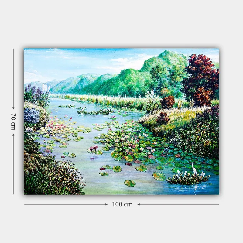 Lerretsbilde 70x100 cm - Vakker innsjø med vannliljer og omkringliggende grøntområder - Grønn / Blå / Rosa - Innredning - Bilder & kunst - Lerretsbilder