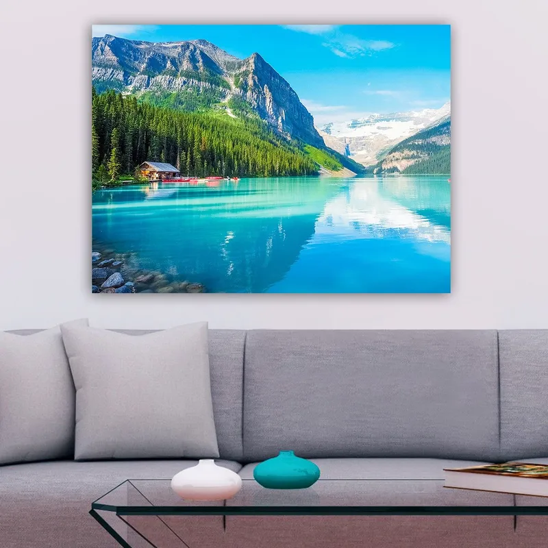 Lerretsbilde 70x100 cm - Vakker innsjø omgitt av majestetiske fjell og tett grøntområde - Turkis / Grønn / Blå - Innredning - Bilder & kunst - Lerretsbilder