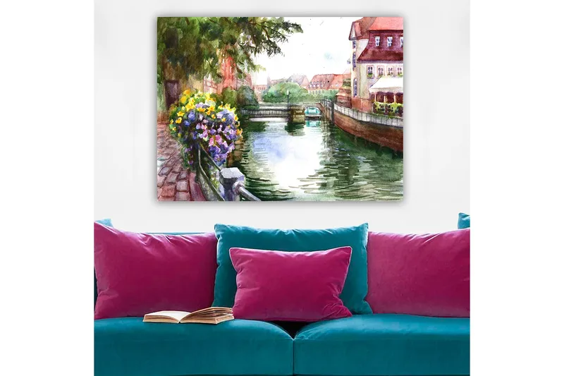Lerretsbilde 70x100 cm - Vakker kanal med blomster i forgrunnen og pittoreske bygninger i bakgrunnen - Grønn / Blå / Lilla - Innredning - Bilder & kunst - Lerretsbilder