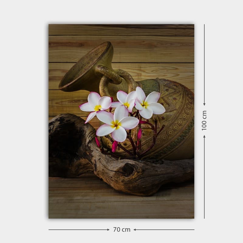 Lerretsbilde 70x100 cm - Vakker keramisk potte med hvite blomster og et trestykke som base - Hvit / Rosa / Brun - Innredning - Bilder & kunst - Lerretsbilder