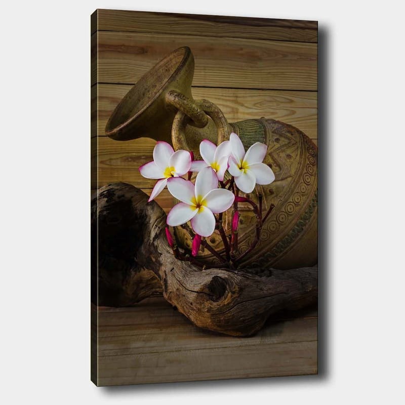 Lerretsbilde 70x100 cm - Vakker keramisk potte med hvite blomster og et trestykke som base, Hvit / Rosa / Brun