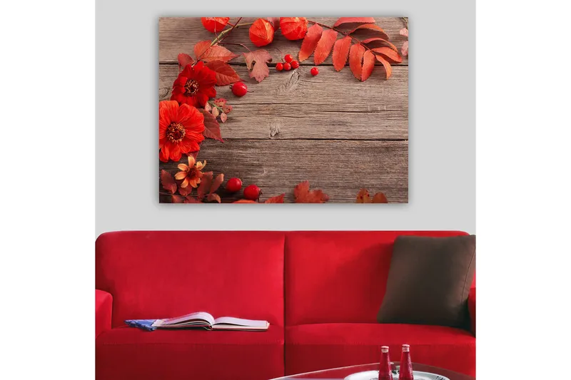 Lerretsbilde 70x100 cm - Vakker komposisjon av røde blomster og høstblader mot en trebakgrunn - Rød / Oransje / Brun - Innredning - Bilder & kunst - Lerretsbilder
