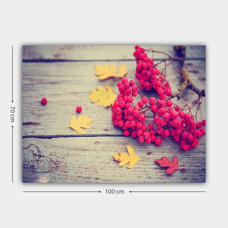 Lerretsbilde 70x100 cm - Vakker komposisjon av røde rognebær og gule høstblader på en treflate - Rød / Gul - Innredning - Bilder & kunst - Lerretsbilder