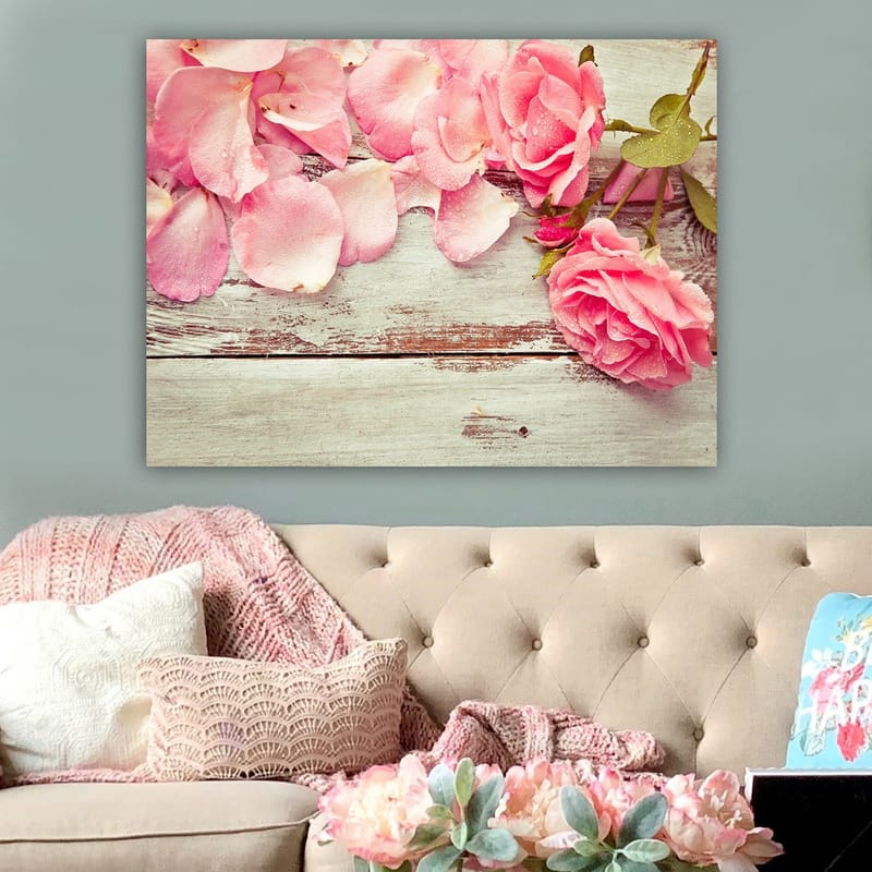 Lerretsbilde 70x100 cm - Vakker komposisjon av rosa roser og roseblader på en treflate - Rosa / Grønn / Brun - Innredning - Bilder & kunst - Lerretsbilder