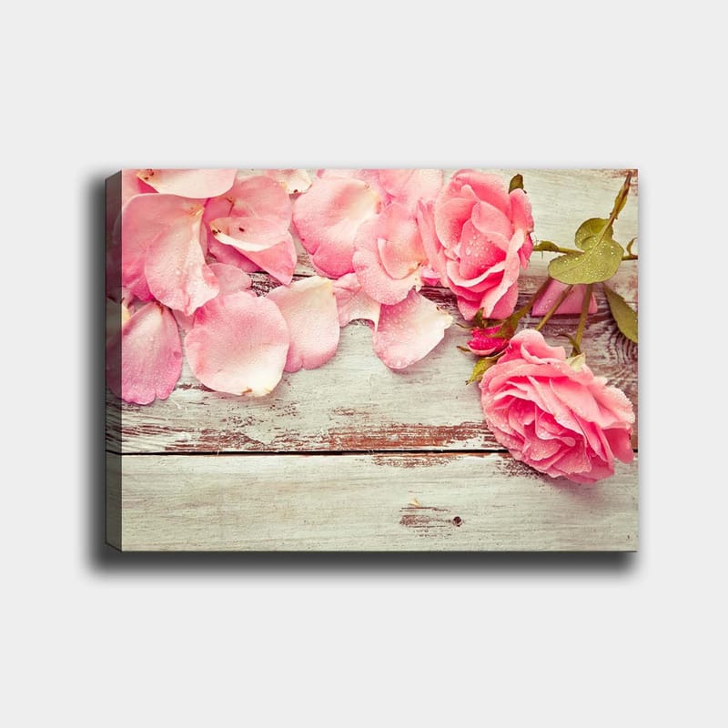 Lerretsbilde 70x100 cm - Vakker komposisjon av rosa roser og roseblader på en treflate - Rosa / Grønn / Brun - Innredning - Bilder & kunst - Lerretsbilder