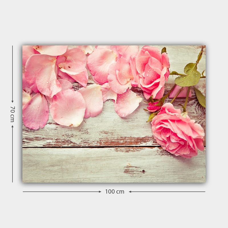 Lerretsbilde 70x100 cm - Vakker komposisjon av rosa roser og roseblader på en treflate - Rosa / Grønn / Brun - Innredning - Bilder & kunst - Lerretsbilder
