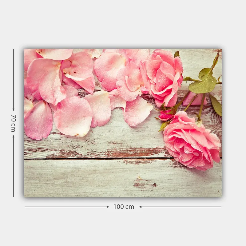 Lerretsbilde 70x100 cm - Vakker komposisjon av rosa roser og roseblader på en treflate - Rosa / Grønn / Brun - Innredning - Bilder & kunst - Lerretsbilder