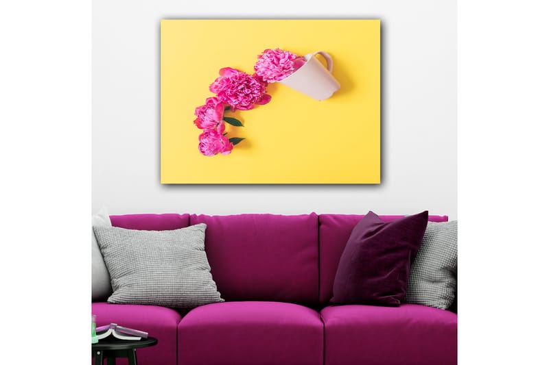 Lerretsbilde 70x100 cm - Vakker komposisjon av rosa peoner som henger over en hvit kopp - Rosa / Gul - Innredning - Bilder & kunst - Lerretsbilder