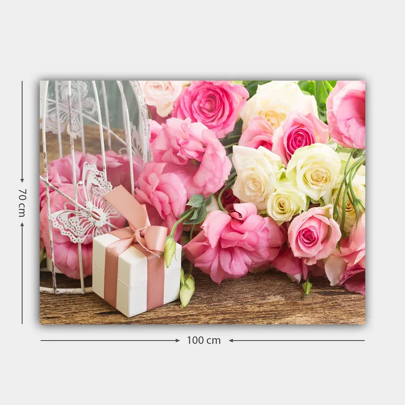 Lerretsbilde 70x100 cm - Vakker komposisjon av roser i forskjellige nyanser sammen med en gave pakket inn i hvitt og rosa bånd - Rosa / Hvit / Grønn - Innredning - Bilder & kunst - Lerretsbilder