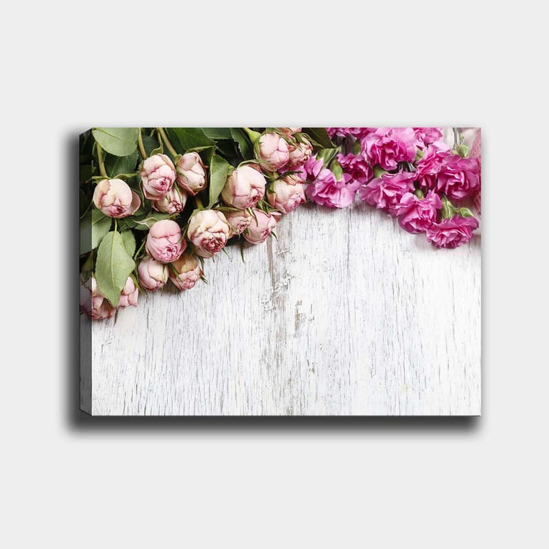 Lerretsbilde 70x100 cm - Vakker komposisjon av roser og nelliker i myke rosa nyanser - Lys rosa / Mørk rosa / Grønn - Innredning - Bilder & kunst - Lerretsbilder