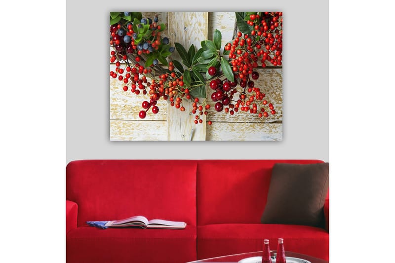Lerretsbilde 70x100 cm - Vakker krans av bær og grønne blader som skaper en festlig atmosfære - Rød / Grønn / Blå - Innredning - Bilder & kunst - Lerretsbilder