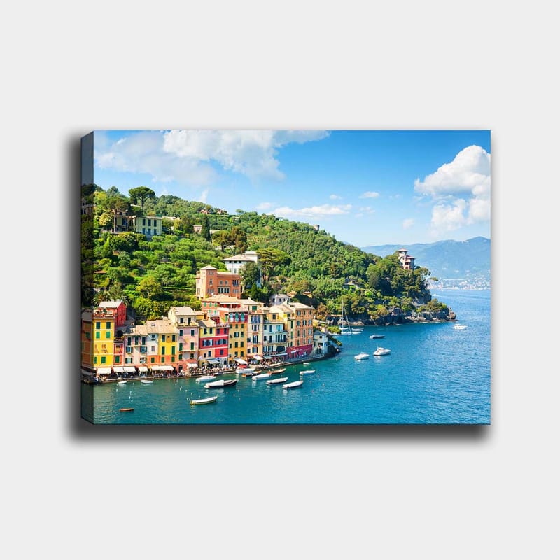 Lerretsbilde 70x100 cm - Vakker kystby med fargerike hus ved sjøen, omgitt av frodige åser - Blå / Grønn / Gul - Innredning - Bilder & kunst - Lerretsbilder