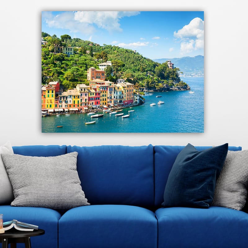 Lerretsbilde 70x100 cm - Vakker kystby med fargerike hus ved sjøen, omgitt av frodige åser - Blå / Grønn / Gul - Innredning - Bilder & kunst - Lerretsbilder