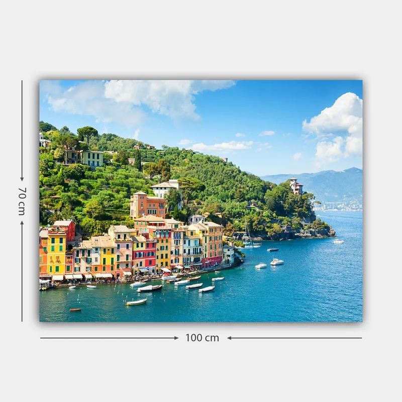 Lerretsbilde 70x100 cm - Vakker kystby med fargerike hus ved sjøen, omgitt av frodige åser - Blå / Grønn / Gul - Innredning - Bilder & kunst - Lerretsbilder