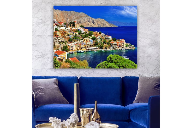 Lerretsbilde 70x100 cm - Vakker kystby med fargerike hus ved sjøen og omkringliggende fjell - Blå / Grønn / Oransje - Innredning - Bilder & kunst - Lerretsbilder