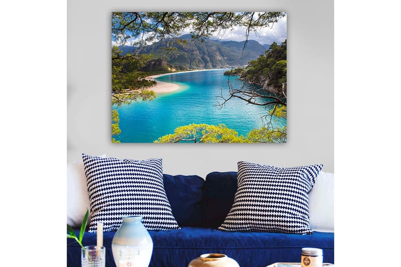 Lerretsbilde 70x100 cm - Vakker kystlinje med klart turkis vann og omkringliggende grønne fjell - Turkis / Grønn / Beige - Innredning - Bilder & kunst - Lerretsbilder