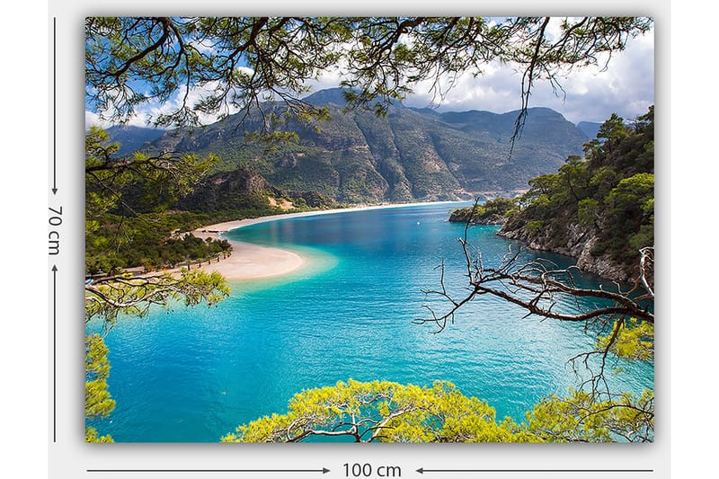 Lerretsbilde 70x100 cm - Vakker kystlinje med klart turkis vann og omkringliggende grønne fjell - Turkis / Grønn / Beige - Innredning - Bilder & kunst - Lerretsbilder