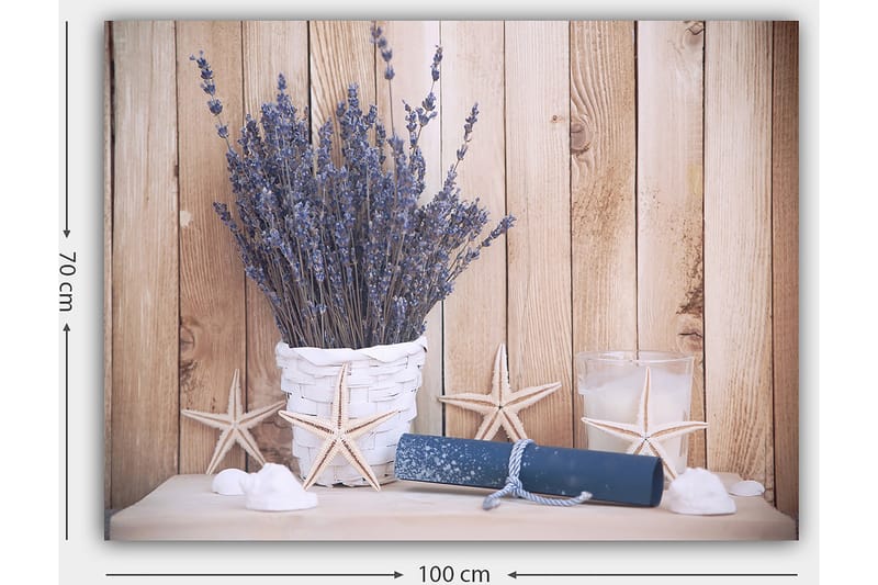Lerretsbilde 70x100 cm - Vakker lavendelbukett i en hvit kurv, omgitt av strandmotiver og lyse detaljer - Lilla / Hvit / Beige - Innredning - Bilder & kunst - Lerretsbilder