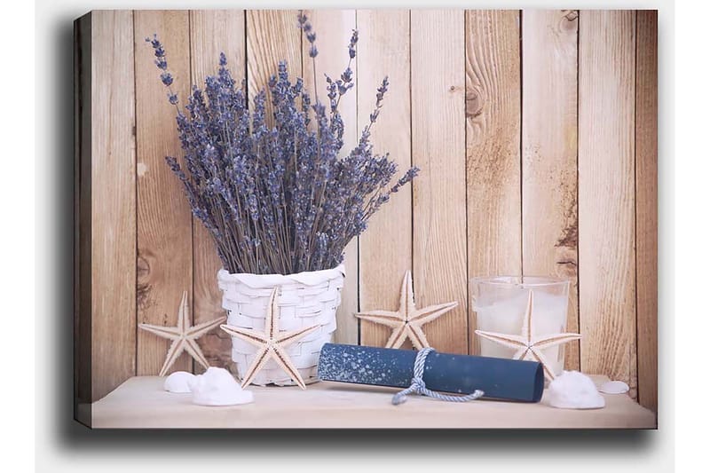 Lerretsbilde 70x100 cm - Vakker lavendelbukett i en hvit kurv, omgitt av strandmotiver og lyse detaljer - Lilla / Hvit / Beige - Innredning - Bilder & kunst - Lerretsbilder