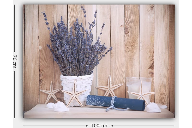 Lerretsbilde 70x100 cm - Vakker lavendelbukett i en hvit kurv, omgitt av strandmotiver og lyse detaljer - Lilla / Hvit / Beige - Innredning - Bilder & kunst - Lerretsbilder